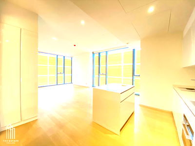 Condos for rent : For rent: The Strand Thonglor, spacious 2-bedroom, 2-bathroom, 90 sq.m. unit, near BTS Thonglor, city view, with bathtub @ 80,000 baht