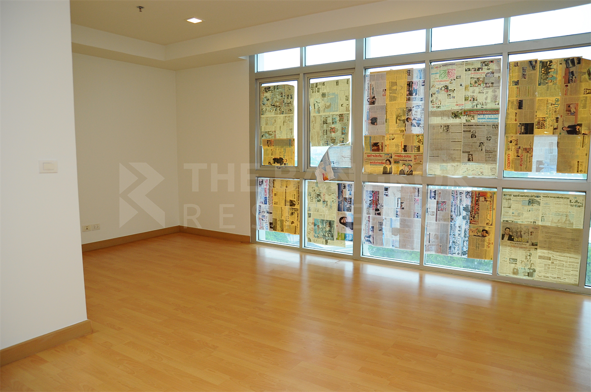 picture Ultimate Luxury Lifestyle with Convenience Nusasiri Grand Condo near BTS Ekkamai - 9/10