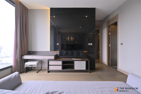 THE ESSE at SINGHA COMPLEX Condo in Prime Location, Attractive Price near MRT Phetchaburi Station
