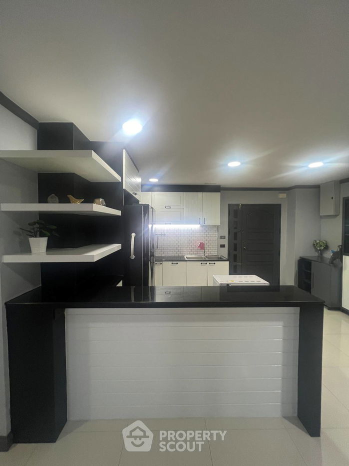 picture 3-BR Condo at Supalai Place Sukhumvit 39 near BTS Phrom Phong (ID 334998) - 25/27