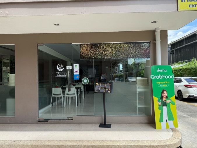 Call : 092-815-2676 Restaurant for sale, location On Nut 19, Suan Luang, 65 sq.m, separate kitchen, parking available