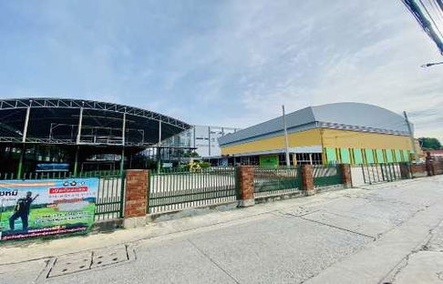 Land for sale with Badminton court building, Ngamwongwan 18, size 2 rai 91.4 sq wa, near the expressway.