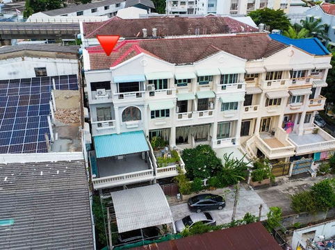 4-story corner townhome for sale in Sikarin Phetkasem Soi 10. Conveniently located near Phetkasem-Tha Phra . 31.5 square wah.