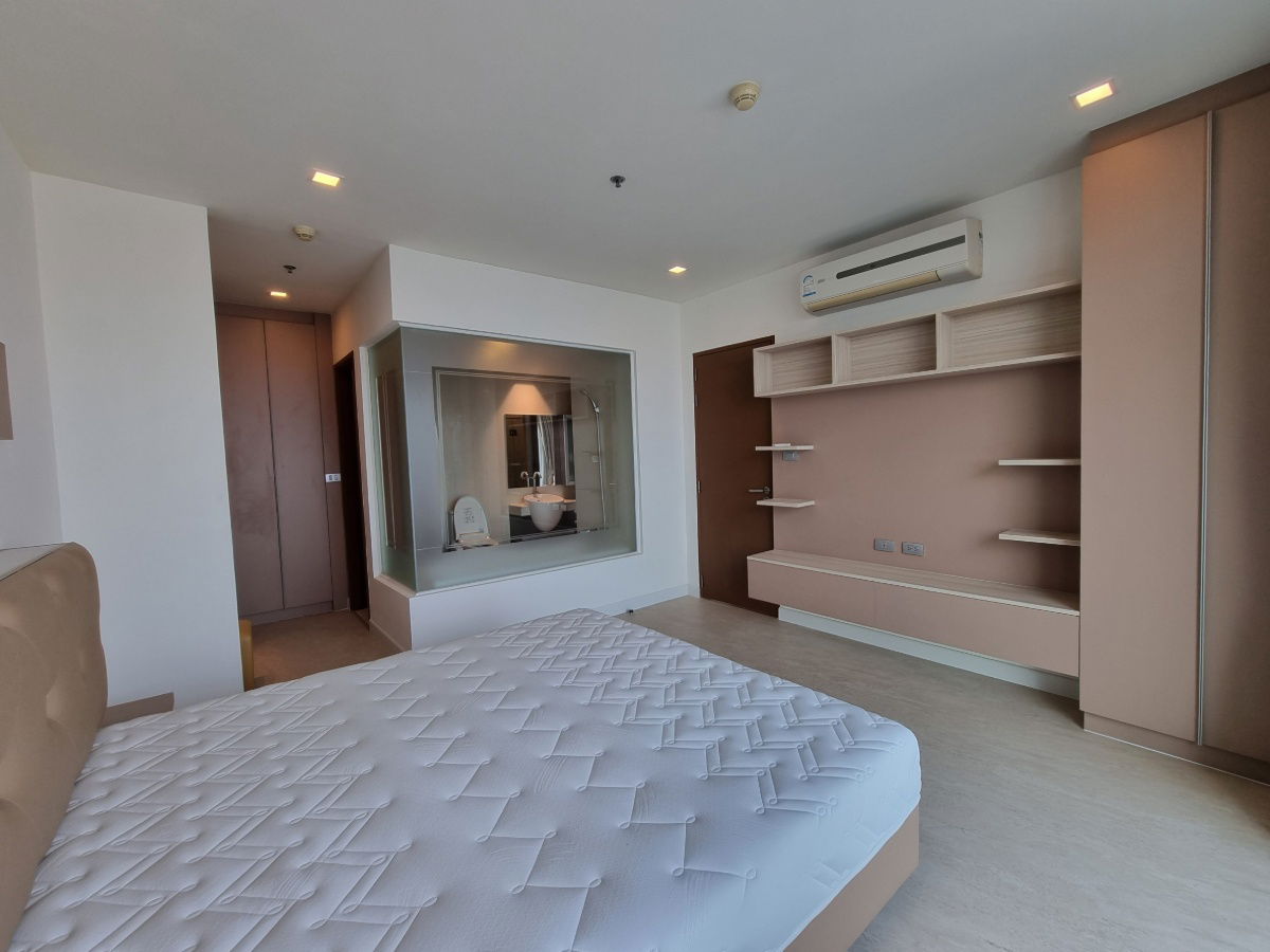 picture For Rent / Sale  : Skywalk Condominium  Walkable to BTS Phrakanong  Room type : 2Bed 1Bath  Usage area : 80 Sq.m On : 41st floor Rent : 45,000  - 8/14