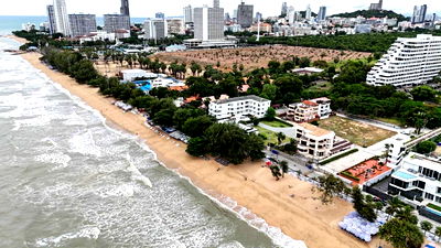 Houses for sale Chonburi : Beachfront House on a big plot on Jomtien Beach Road 