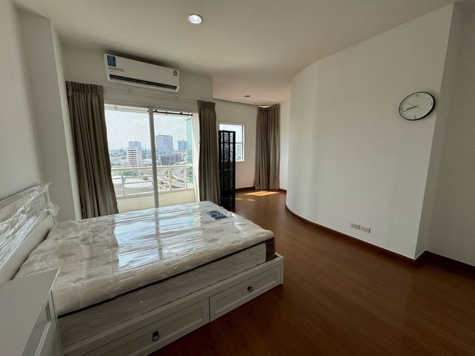 ว่างให้เช่า ห้องขนาด 133 ตรม. The four wing residence จำนวน 3 ห้องนอน 3 ห้องน้ำ นัดชมด่วนโทรได้เลยครับ