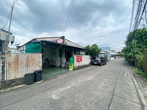 บ้านเดี่ยวชั้นเดียว ทำเลวังหิน 44-โชคชัย 4 ซอย 55 เนื้อที่ 48 ตร.วา ทำเลดี น้ำไม่เคยท่วม โครงสร้างดีเหมาะกับรีโนเวทเพื่ออยู่อาศัย