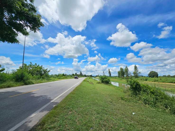 รูป ดินสวยถมแล้ว ติดคลองส่งน้ำชลประทาน อำเภอท่าม่วง  กาญจนบุรี - รูปที่ 6/7
