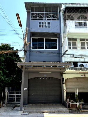 Shophouses for sale Muang Ratchaburi Ratchburi : For sale, cheap, 3.5-story shophouse, corner room, 28.2 sq m., Khatathorn Road, near Ratchaburi Hospital, Lotus