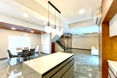 Home office for rent Italthai Tower : WHITE MANSION - 5-Story Luxury House in Thong Lo Soi 25, Over 600 sq.m., Pet-Friendly