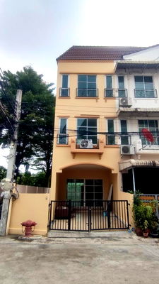 Townhouses for sale : Cheap Townhome for sale, Modern Town, Ekachai 46, corner room, 3 floors, 24.8 sq m., newly renovated house, cheap price.