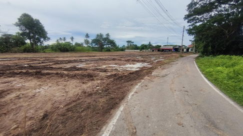 For sale beautiful land, 8 rai, 2 ngan, 16 sq m, Khlong Takhot Subdistrict, Photharam District, Ratchaburi Province, near Talat Hospital.