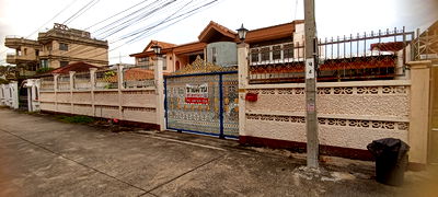Houses for sale Sripatum University : Land for sale, 81 square wah, with a large house, Soi Lat Phrao 113, Yellow Line BTS station, 700 meters from the entrance of the alley.