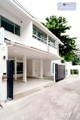 Houses for sale BTS On Nut : 3-storey townhome, Soi Sukhumvit 15, good location, only 1 minute to NIST International School, 5 minutes to BTS Asoke #