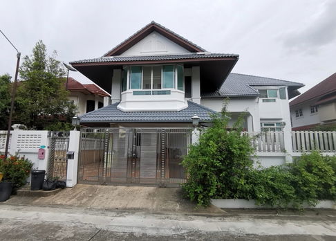 Preecha Village, Srinakarin – Soi Wat Nam Daeng** 🏡 **Single House for Sale** – Land Area 100 sq.wah, 3 Bedrooms, 4 Bathrooms