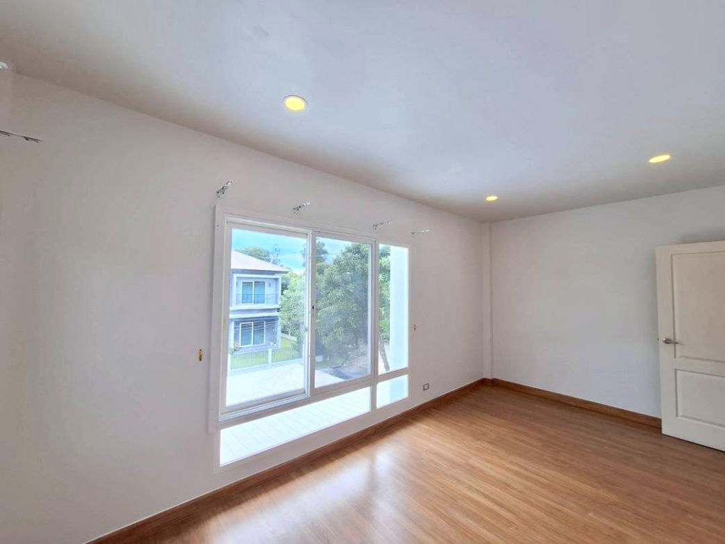 picture For Sale: Corner Detached House at The Centro Watcharapol, next to Sukhaphiban 5 Road - 2/14