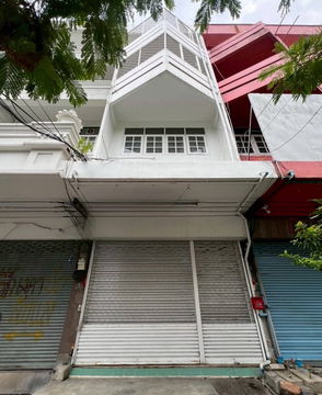 Shophouses on Pattanakarn Road, opposite Lotus Pattanakarn. Commercial buildings on Pattanakarn Road