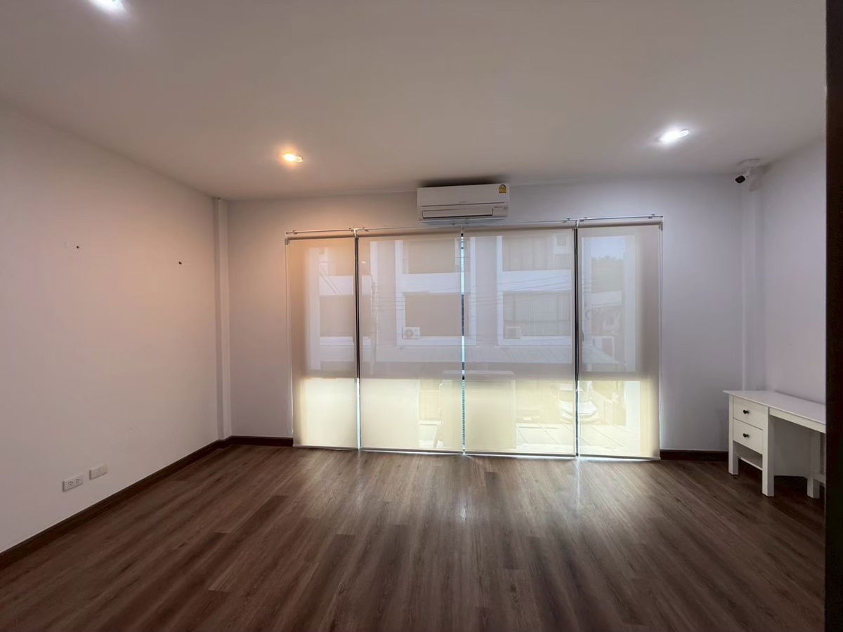 picture For Rent : 3-Storey Townhome – 40,000 THB/Month** 📍 *Cordiz @ Udomsuk, near BTS Udomsuk* ✅ Suitable for residence or office use - 25/28