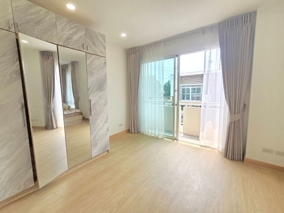 รูป ทาวน์เฮ้าส์ รีโนเวทใหม่ ใกล้รถไฟฟ้าสายสีชมพูสถานีบางชัน ม.พฤกษา พรีเว่ ใกล้ตลาด แฟชั่นไอร์แลนด์ โรงพยาบาลนพรัตน์,สินแพทย์ - รูปที่ 23/27