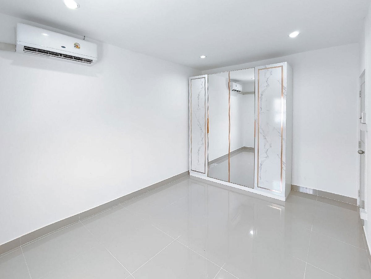 รูป ✨ บ้านพฤกษา บี รังสิต-คลองสาม ทาวน์เฮ้าส์รีโนเวทใหม่ 1.49 ล้านเท่านั้น!  สวยเทียบมือหนึ่ง พร้อมลากกระเป๋าเข้าอยู่ หน้าบ้านหันทิศใต้รับลมเย็นตลอดวัน  - รูปที่ 4/24