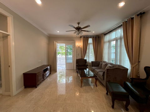 4beds 350sqm.  Victorian-style house near Central Bangna. Line id: @pfagent