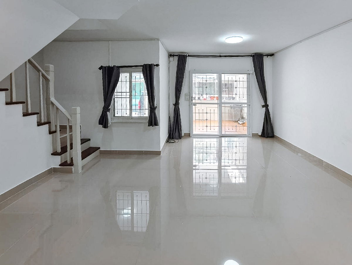 รูป ✨ บ้านพฤกษา บี รังสิต-คลองสาม ทาวน์เฮ้าส์รีโนเวทใหม่ 1.49 ล้านเท่านั้น!  สวยเทียบมือหนึ่ง พร้อมลากกระเป๋าเข้าอยู่ หน้าบ้านหันทิศใต้รับลมเย็นตลอดวัน  - รูปที่ 2/24