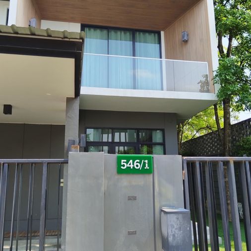 🏡 บ้านหรู 3 ชั้น ทำเลทอง ใกล้รวมโชค – เฟอร์นิเจอร์ครบ พร้อมเข้าอยู่