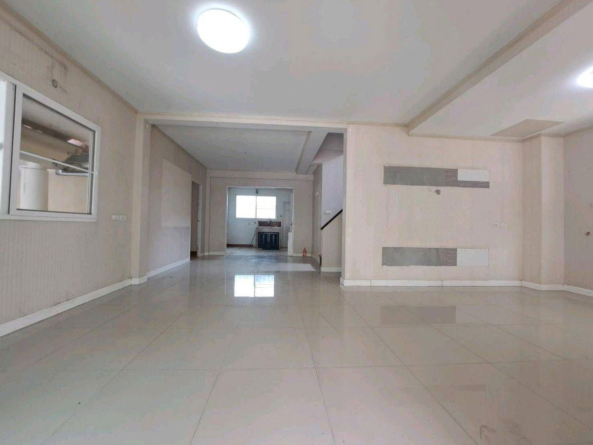 picture Supalai Park Ville Romklao-Suvarnabhumi "Single-family home for sale on a main road near the BTS Skytrain" - 3/7