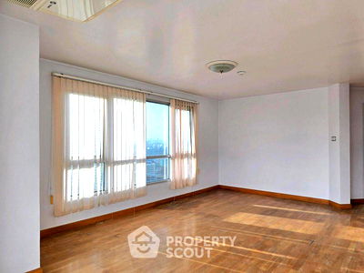 Condos for sale Siam Commercial Bank Head Office : 2-BR Condo at Sarin Place Condominium near BTS Ratchayothin (ID 2320564)