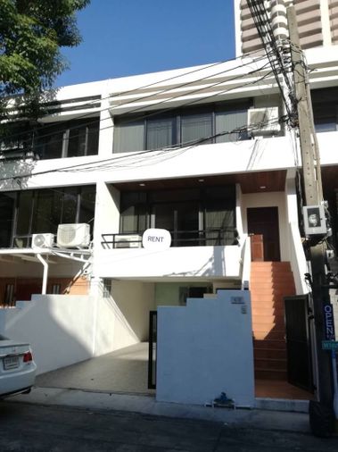 Townhome in Sukhumvit 39  บ้านเปล่าพร้อมทำออฟฟิส 3ชั้น 3ห้องนอน 4ห้องน้ำ 2ที่จอดรถ