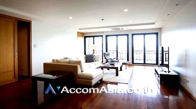 Condos for rent : 🔼🔽 AccomA 📩 Modern condo with light wood tones and skyline view (1510547)