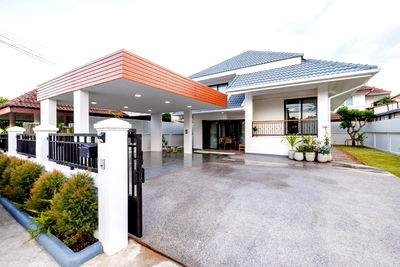 Houses for sale Wat Sidon Chaipatung Ngam (Mea Getnoi) :  🛌 3 Bedrooms 🛀 3 Bathrooms 🧑‍🍳 2 Kitchen (Western & Thai)  🛻Parking: 2 Spaces