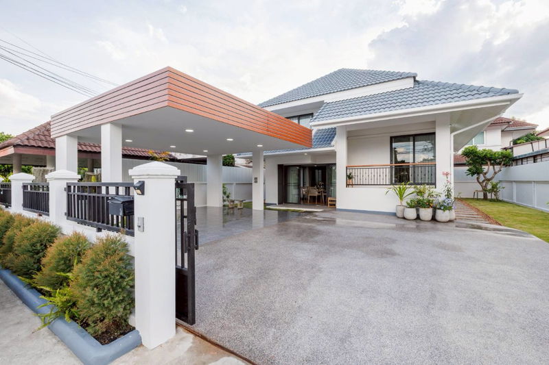 Houses for sale :  🛌 3 Bedrooms 🛀 3 Bathrooms 🧑‍🍳 2 Kitchen (Western & Thai)  🛻Parking: 2 Spaces