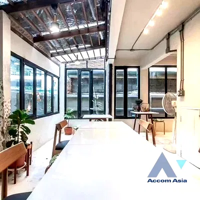 Townhouses for rent BTS Chong Nonsi : 🔼🔽 AccomA 📩 Spacious Detached Home with Lofty Ceilings in Sathorn (AA30861)