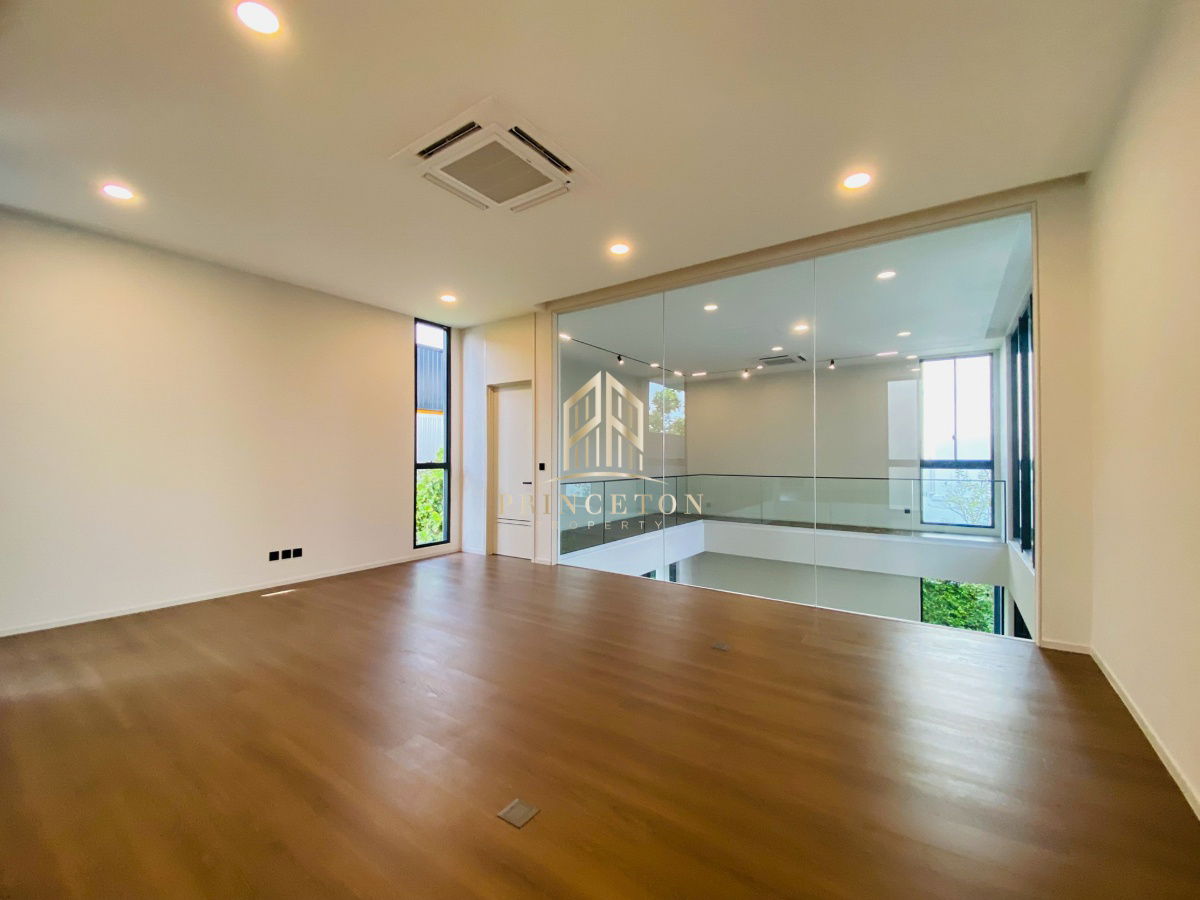 picture VIVE New Krungthep Kreetha Luxury 3-Storey Modern Home - 17/49