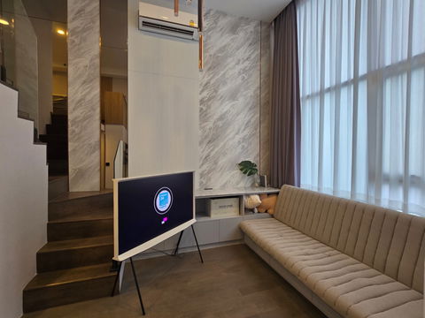 Park Origin Chula Samyan【𝐒𝐄𝐋𝐋 & 𝐑𝐄𝐍𝐓】🔥 Design with a mezzanine bedroom that opens up to a full-frame view. 🔥  Contact Line ID: @hacondo