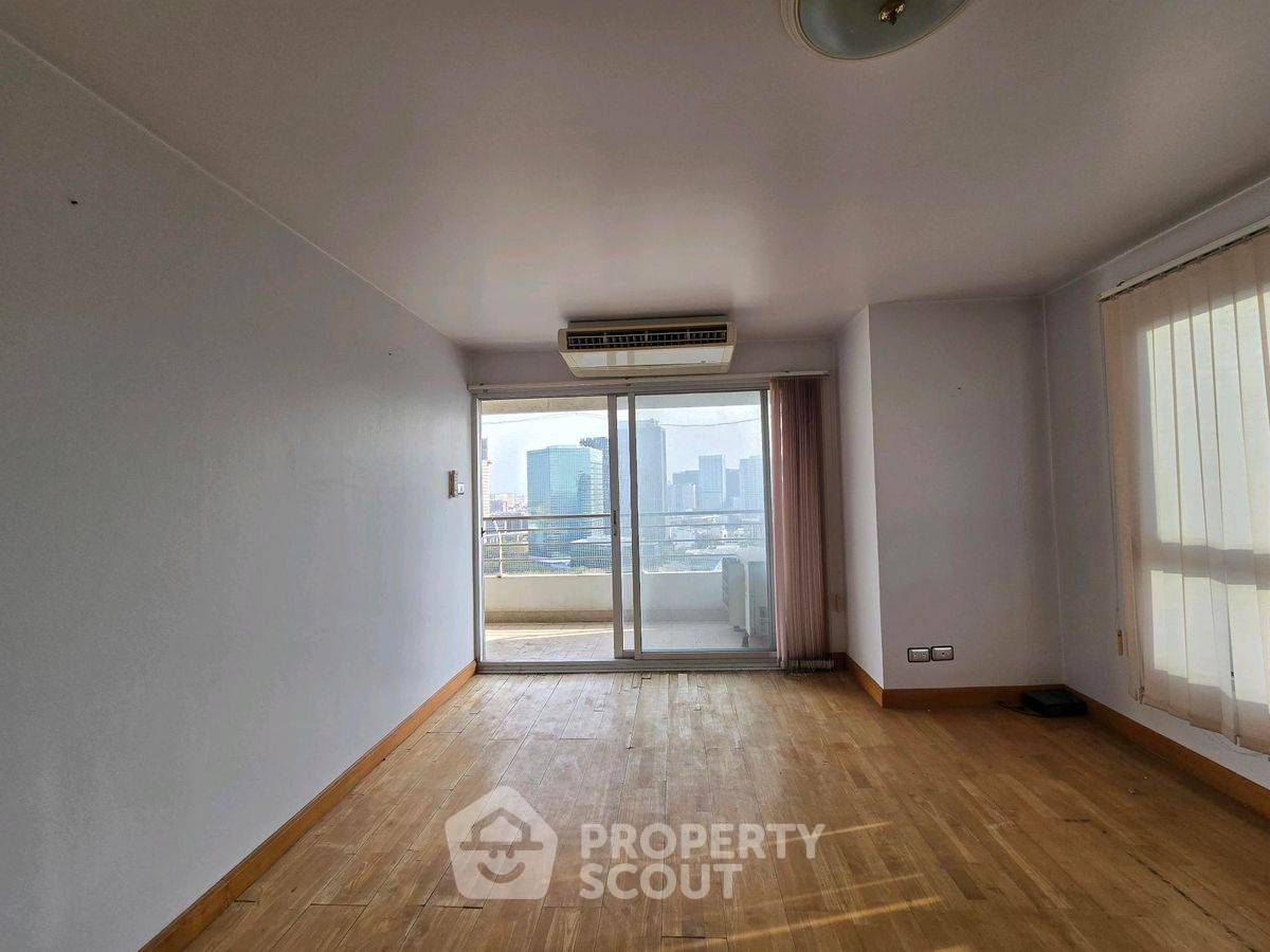 picture 2-BR Condo at Sarin Place Condominium near BTS Ratchayothin (ID 2320564) - 8/11