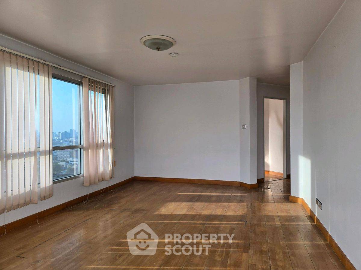 picture 2-BR Condo at Sarin Place Condominium near BTS Ratchayothin (ID 2320564) - 6/11