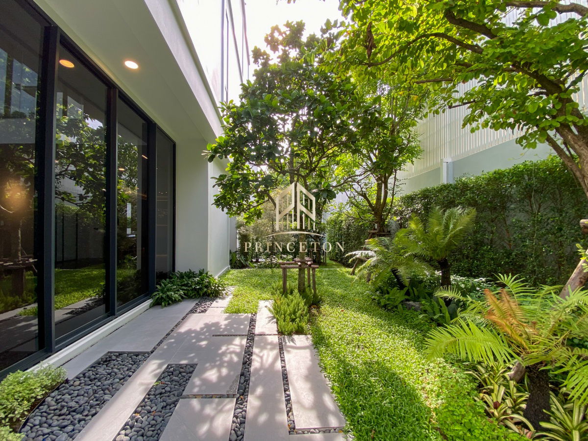 picture VIVE New Krungthep Kreetha Luxury 3-Storey Modern Home - 49/49