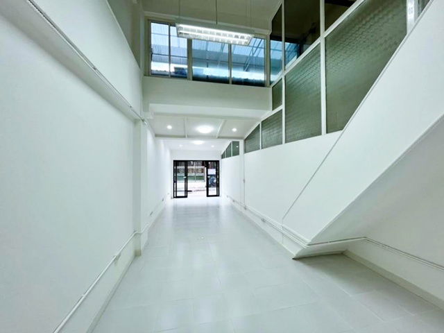 picture BigC Ratchadaphisek 1.4km. MRT HuaiKhwang 1.6km. Commercial building for rent 1.5-storey newly reno - 2/8