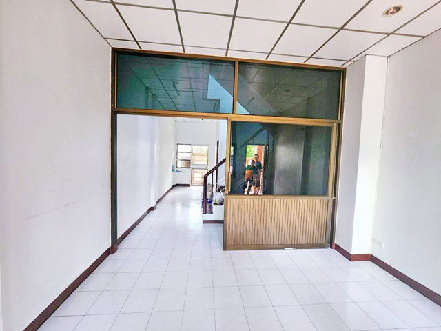 picture There is a lawn in front of the townhouse 3Storeys 4bedrooms. Nawamin 131-141 7-Eleven 2a/c opposit - 3/8