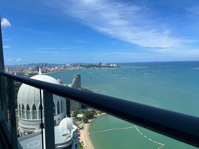 คอนโดมิเนี่ยมดูเพล็กซ์สุดหรูติดหาดวงศ์อมาตย์ ทำเลติดขายหาดที่สวยและสะอาดที่สุดในพัทยา 
