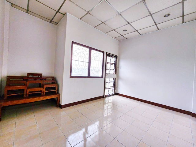 picture There is a lawn in front of the townhouse 3Storeys 4bedrooms. Nawamin 131-141 7-Eleven 2a/c opposit - 7/8