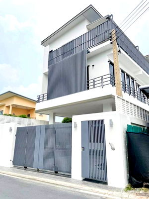 บ้านเดี่ยวให้เช่า : ให้เช่าทาวน์โฮม 3 ชั้น ใกล้หมู่บ้านนักกีฬาแหลมทอง บ้านรีโนเวทใหม่พร้อมอยู่ (N.1874)