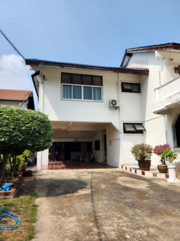 picture Land with 2-Story House for Sale: Prime Location Next to BTS Green Line - 7/10