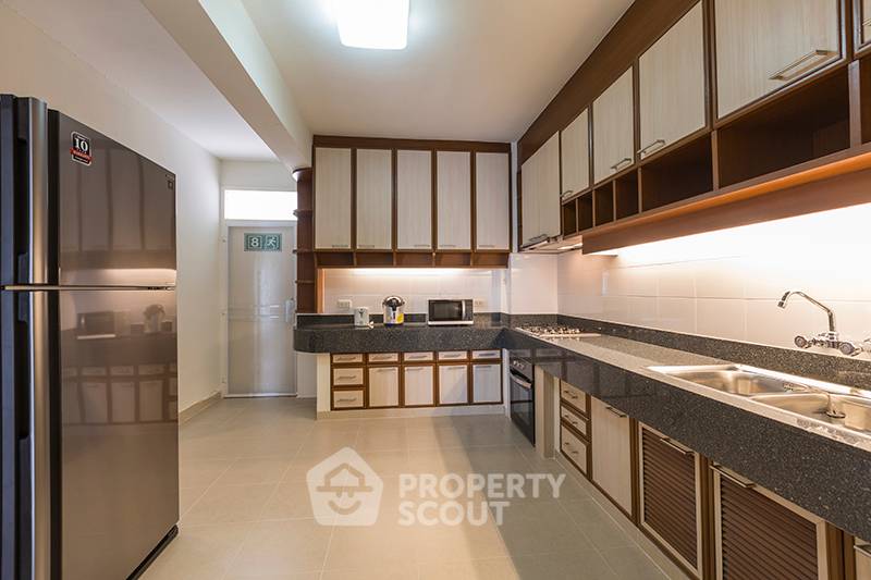 picture 4-BR Condo at Karolyn Court near BTS Phloen Chit (ID 513359) - 4/8
