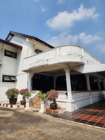 picture Land with 2-Story House for Sale: Prime Location Next to BTS Green Line - 6/10