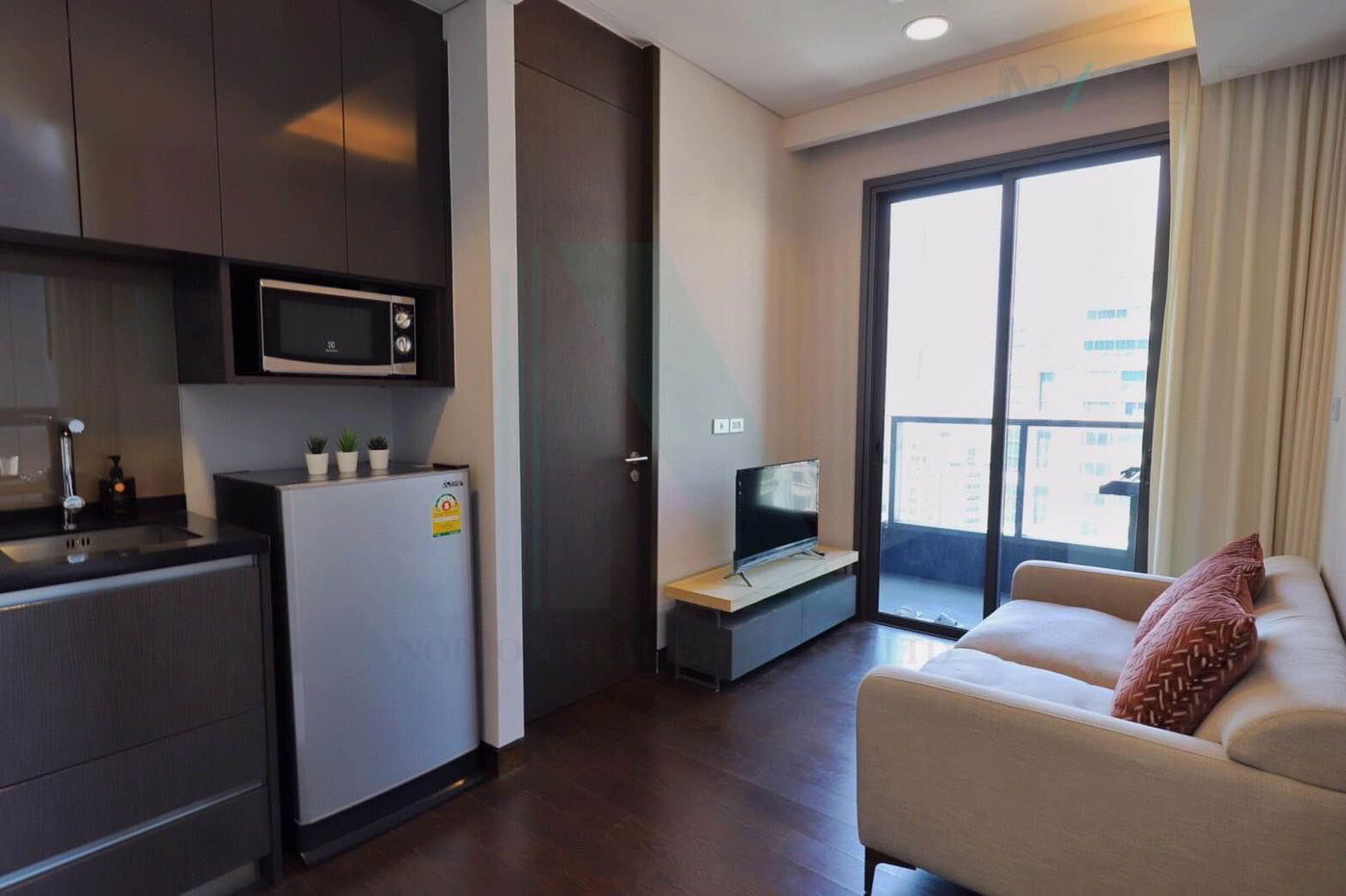 รูป 🎊 ให้เช่าคอนโด เดอะ ลุมพินี 24 อาคาร 1 ชั้น 33 1 ห้องนอน ขนาด 30 ตรม ใกล้ รพ.เทพธารินทร์ - รูปที่ 1/8