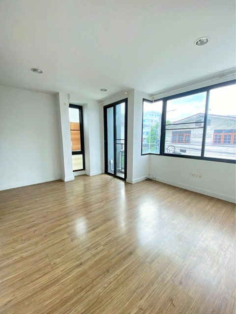 รูป MRT ศรีอุดม 2.3กม.เฉลิมพระเกียรติ ร.9 8-16 4นอน ให้เช่าคฤหาสน์แนวตั้ง 3 ชั้น 19ตร.วา. 230ตร.ม. 3 น้ำ ตลาดนัมเบอร์วัน ราม 2 1.9 กม. - รูปที่ 5/8