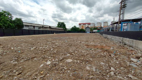 For rent, for lease, building + 2 rai of vacant land, Phahonyothin parallel road, cheap price, interested Line: @951qfbfi